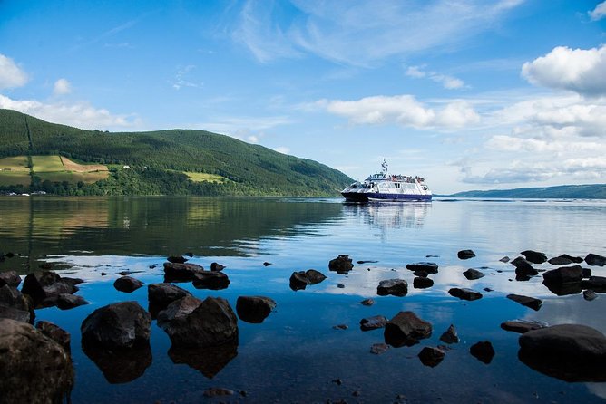 Loch Ness 1-Hour Cruise with Urquhart Castle Views - Searching for Nessie with onboard sonar