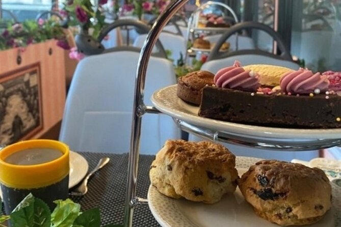London Afternoon Tea Bus with Panoramic Tour - Charing Cross and Trafalgar Square