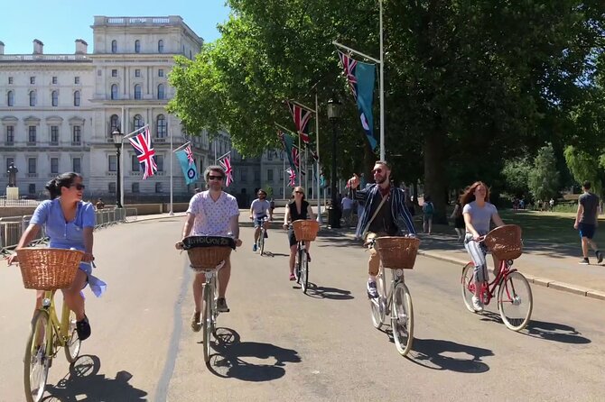London Bike Tour: Landmarks, Secret Gems, Pub Stop & Street Art - Guides, pace, and the small-group feel
