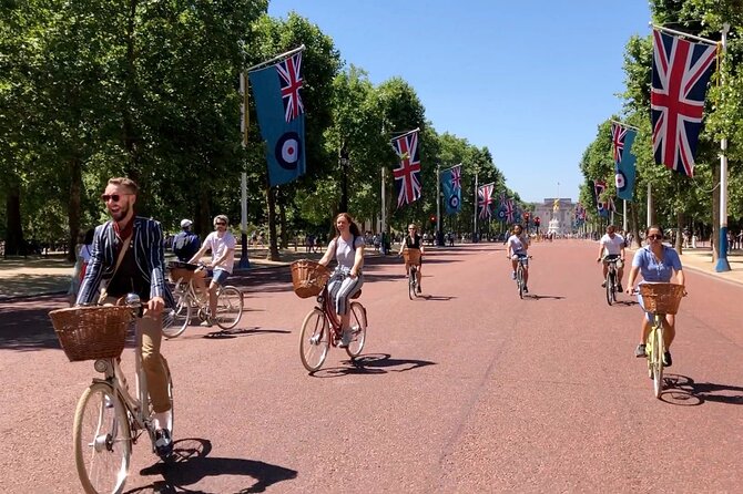 London Bike Tour: Landmarks, Secret Gems, Pub Stop & Street Art - Lambeth and Westminster: a quick lesson in power