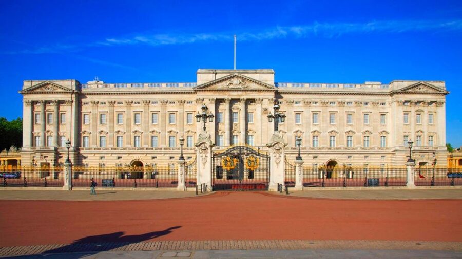 London: Buckingham Palace & Changing of the Guard Experience - Green Park: a calm opening to a crowded morning