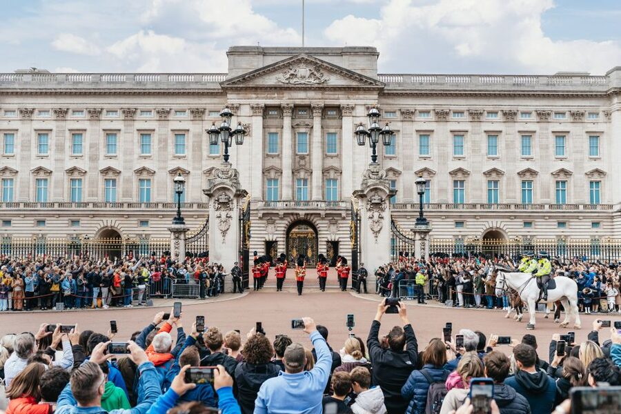 London: Changing of The Guard Tour - Why This Tour Works Better Than Waiting at the Palace