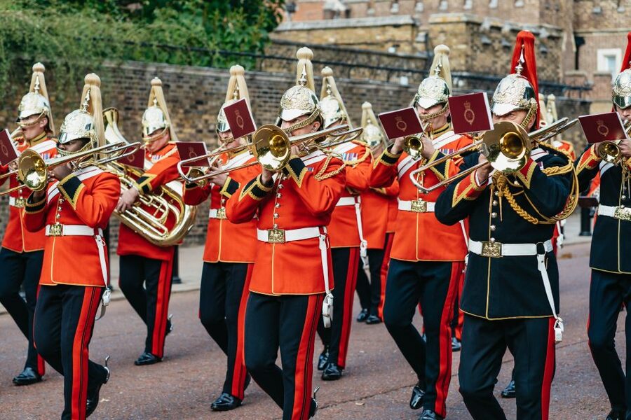 London: Changing of The Guard Tour - George VI and Queen Elizabeth Memorial
