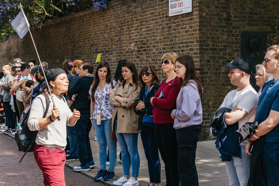 London: Changing of the Guard Tour by Buckingham Palace - Buckingham Palace and the final photo stop