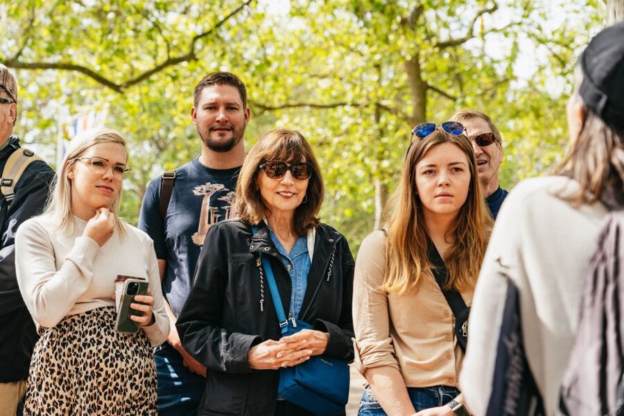 London: Changing of the Guard Tour by Buckingham Palace - Guides who make the ceremony easier to follow