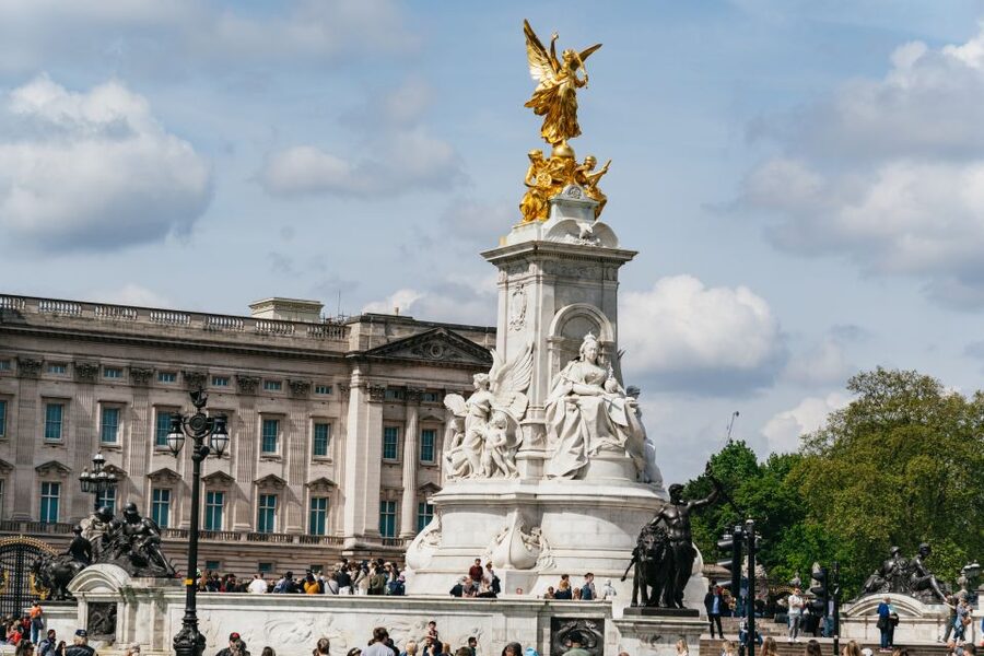 London: Changing of the Guard Tour by Buckingham Palace - Is it suitable for children and families?