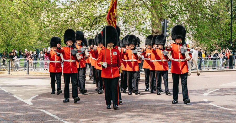 London: Changing of the Guard Tour by Buckingham Palace - Following the guards for 75 minutes