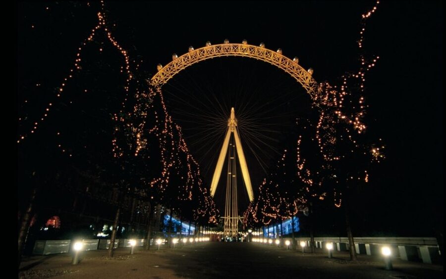 London: Christmas Lights Nighttime Bus Tour with Live Guide - The open-top seat and winter weather