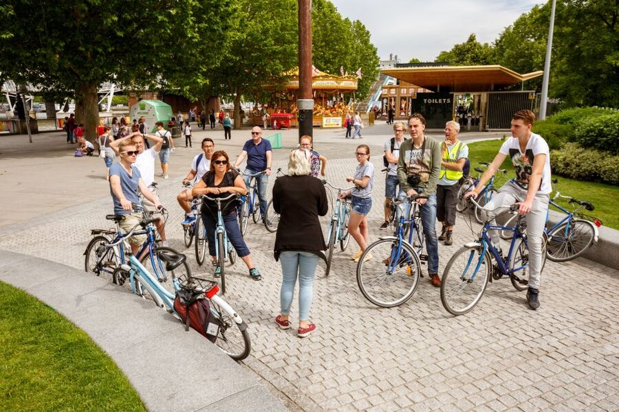 London: Classic Gold 3.5-Hour Bike Tour - Guides, pace, and the feel of the group