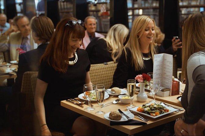 London Dinner Cruise on the Thames River - Live music, dancing, and the volume question