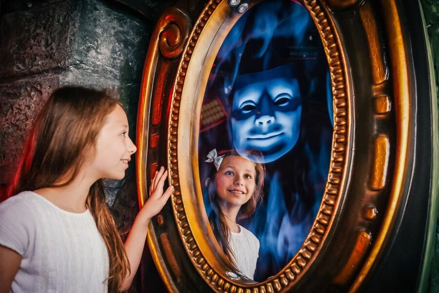 London: DreamWorks Shrek's Adventure Tour - Cinderella, Puss in Boots, Pinocchio, and the Muffin Man