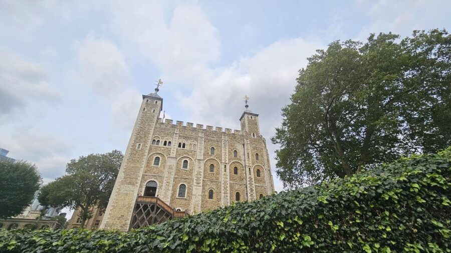 London: Easy Access Tower of London and Crown Jewels Tour - Meeting at Tower Hill and entering the fortress