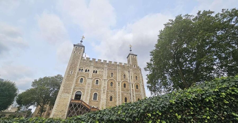 London: Easy Access Tower of London and Crown Jewels Tour - Seeing the Yeoman Warders at work