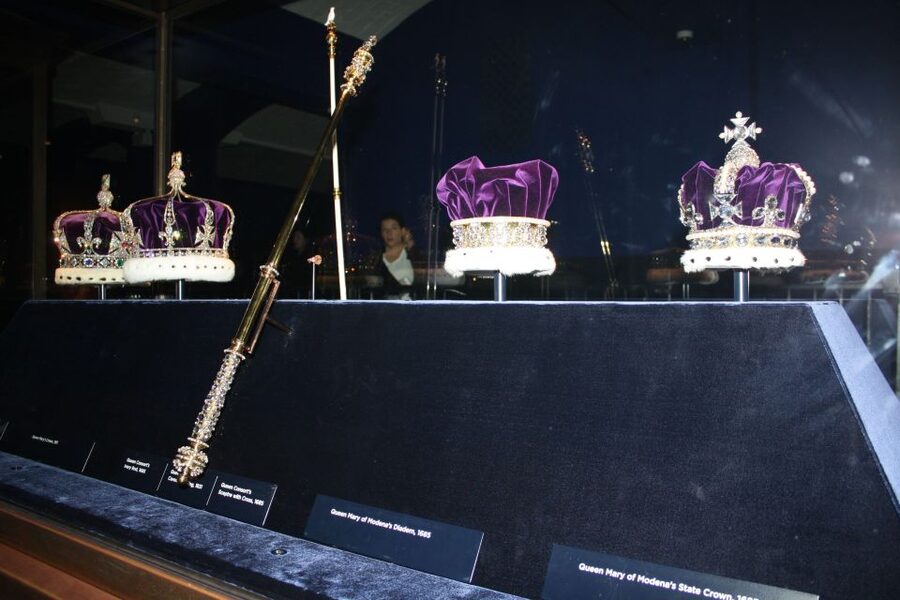 London: Easy Access Tower of London and Crown Jewels Tour - Price, group value, and the optional Thames cruise