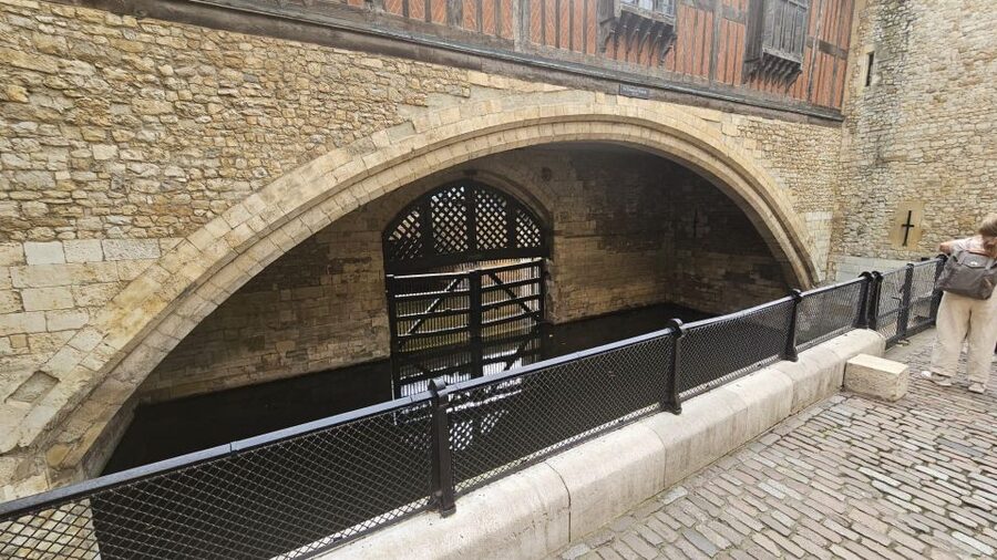 London: Easy Access Tower of London and Crown Jewels Tour - Tower Green and the scaffold site