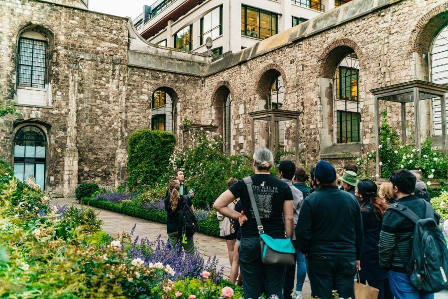London: Ghastly Ghosts 2-Hour Walking Tour - What the guides add to the experience