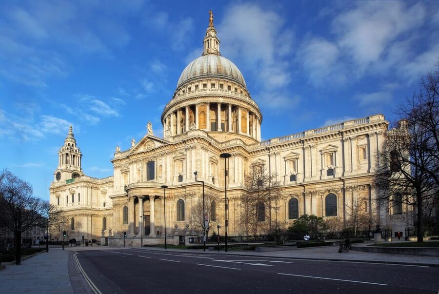 London: Guided Sightseeing Tour on a Vintage Open-Top Bus - What the Guides Add to the Ride