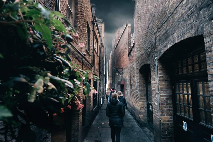 London: Harry Potter Walking Tour in German - Starting behind Southwark Cathedral