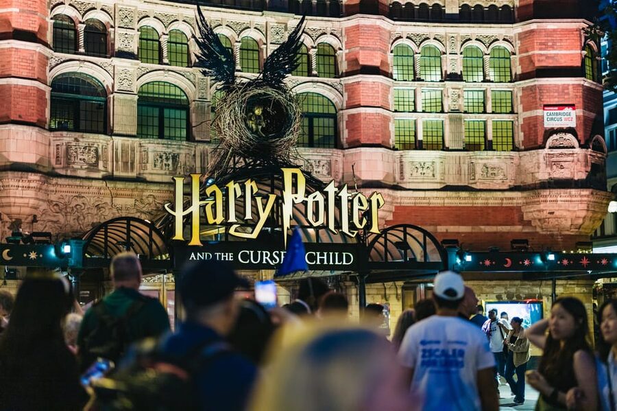 London: Harry Potter Walking Tour in German - Trafalgar Square and the move into Soho