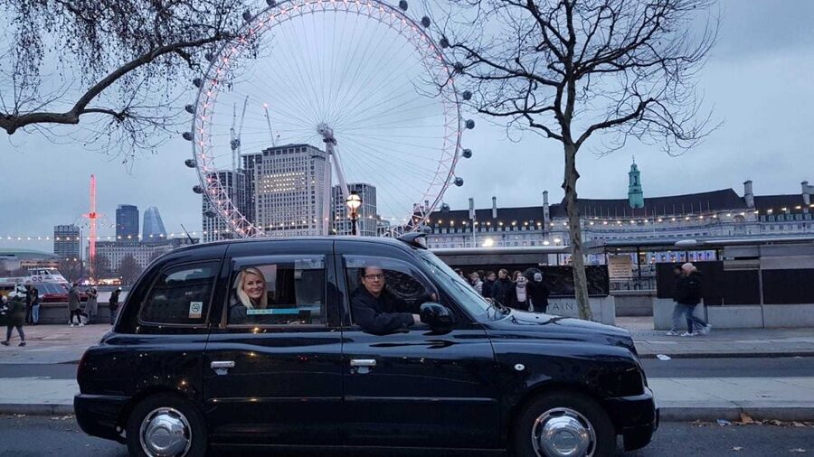 London: James Bond Shooting Locations Tour by Black Taxi - Bond’s Shirts, Cigarettes, Suits, and Hats