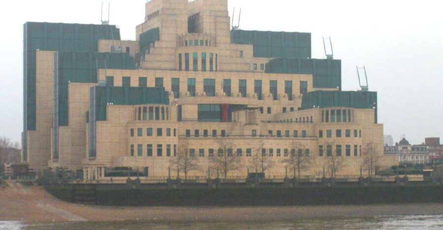 London: James Bond Shooting Locations Tour by Black Taxi - Who Will Enjoy This Most?