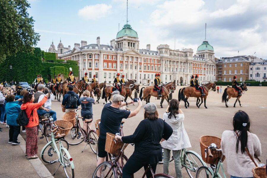 London: Landmarks & Secrets Bike Tour with Pub & Street Art - Key points at a glance