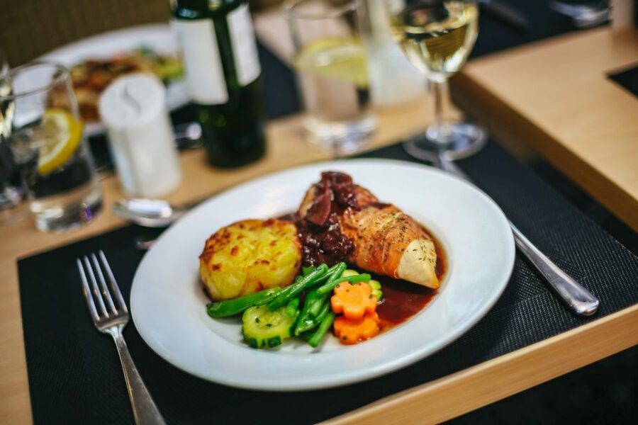 London: River Thames Dinner Cruise - Is $94 good value?