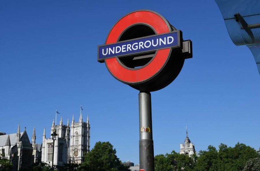 London: Top 30 Sights Tour and Sherlock Holmes Museum - What the guide adds to a very full route