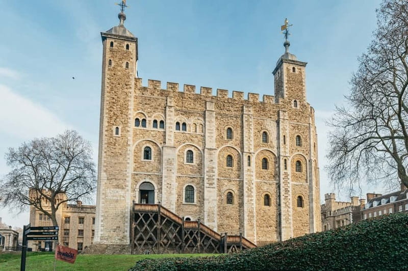 London: Tower of London Entry & Beefeater Private Audience - Entering the Tower and meeting a Yeoman Warder