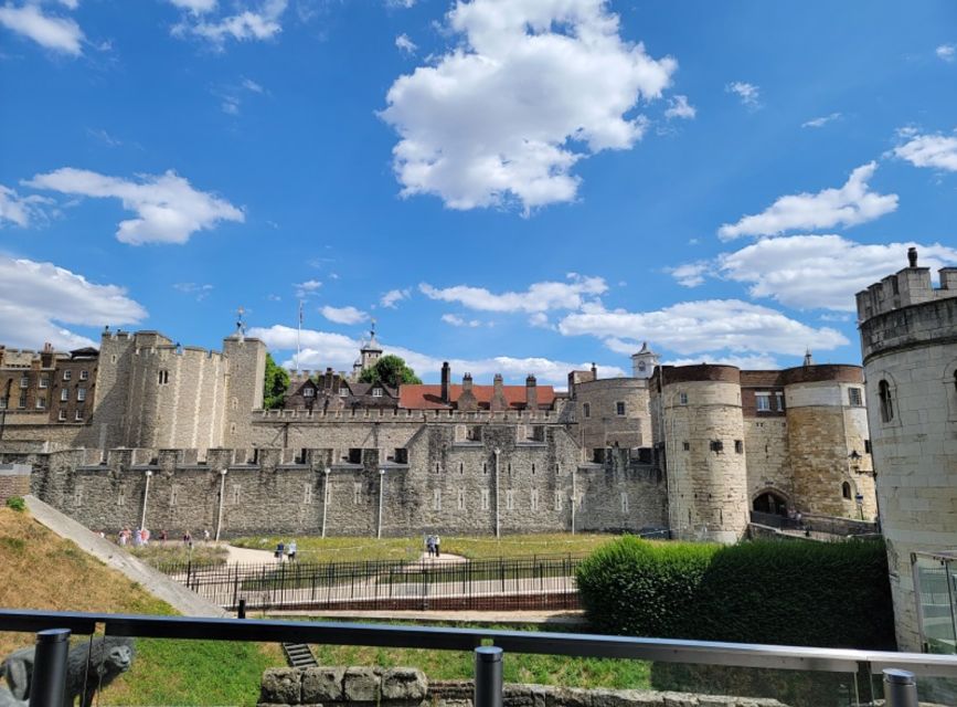 London: Tower of London Guided Tour with Boat Ride - Why the Tower of London works so well with a guide