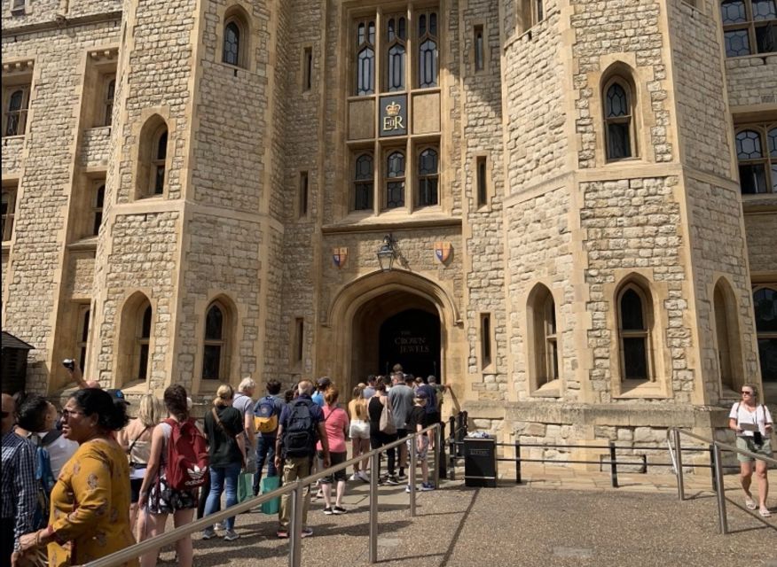 London: Tower of London Guided Tour with Boat Ride - Inner Ward, Outer Ward, and the castle story