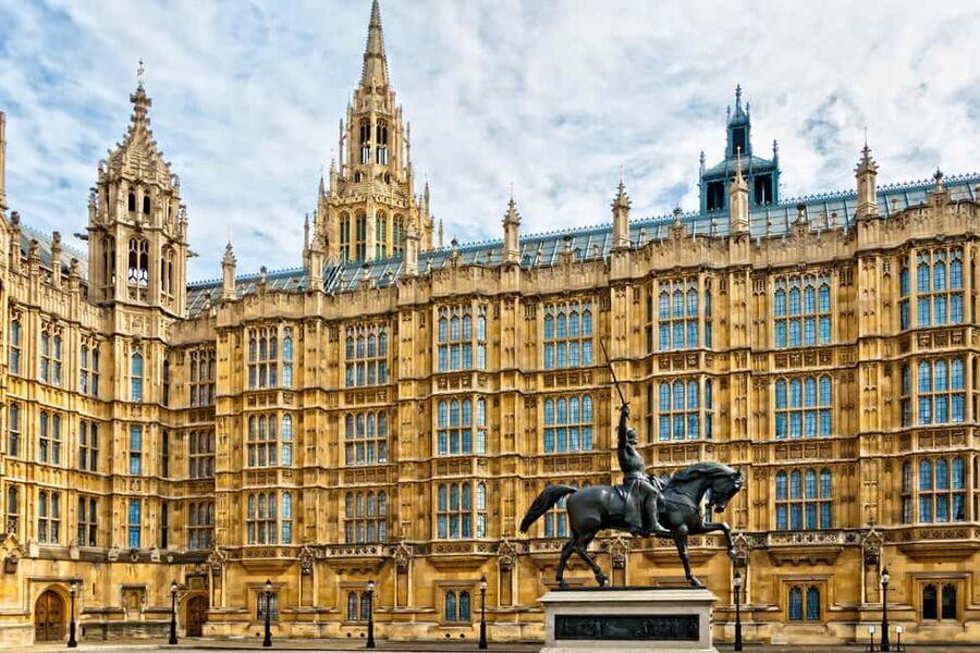 London: Westminster Abbey, Big Ben & Buckingham Guided Tour - A short pause before the royal walk