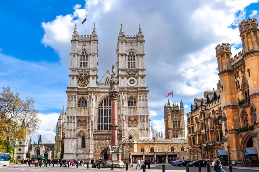 London Westminster Abbey French Tour with Fast-Track Tickets - St. James’s Park and the walk toward Buckingham Palace