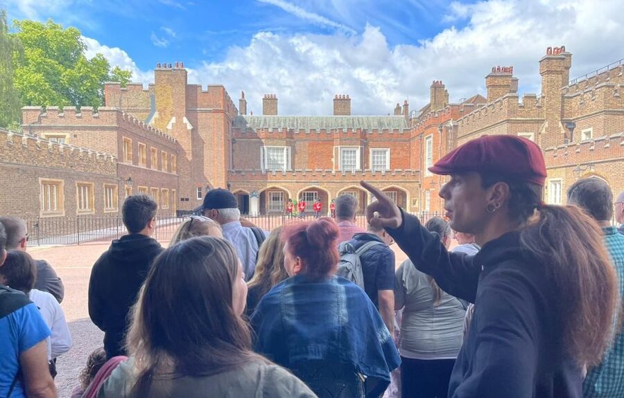 London: Westminster and Changing of the Guard Tour - Buckingham Palace and the royal setting