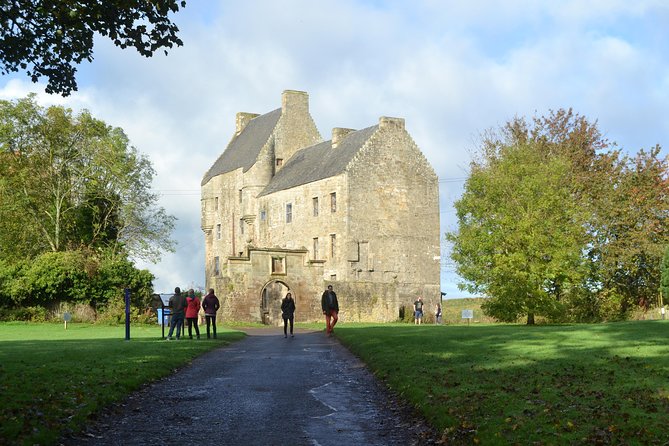 Outlander Film Locations Day Trip from Edinburgh - Falkland: 1940s Inverness and a rushed lunch window
