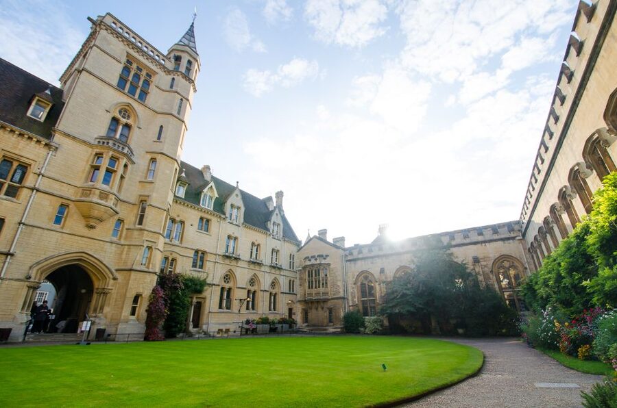 Oxford: University and City Walking Tour with Alumni Guide - Starting among Oxford’s famous university buildings