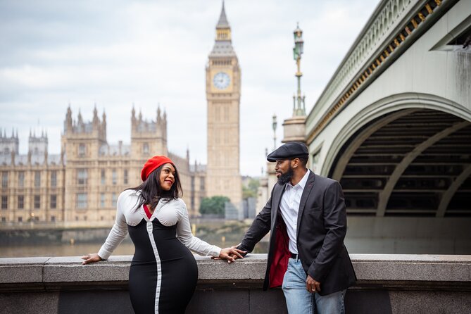 Private landmarks photoshoot for families and couples - Buckingham Palace is a VIP addition