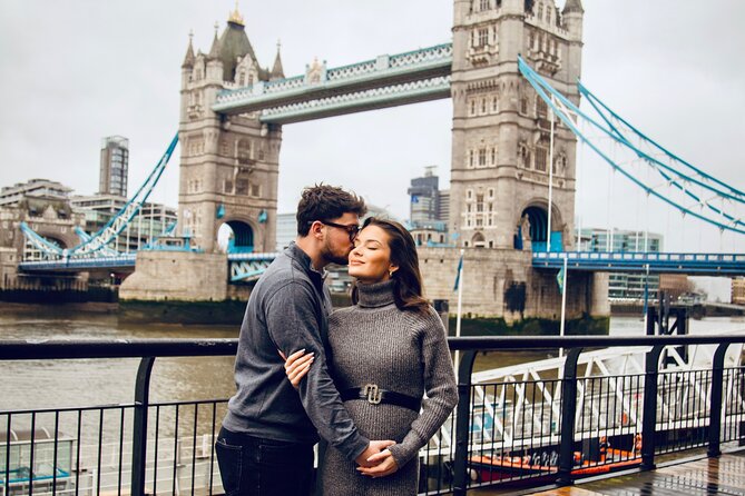 Private landmarks photoshoot for families and couples - Helping children, couples, and camera-shy adults