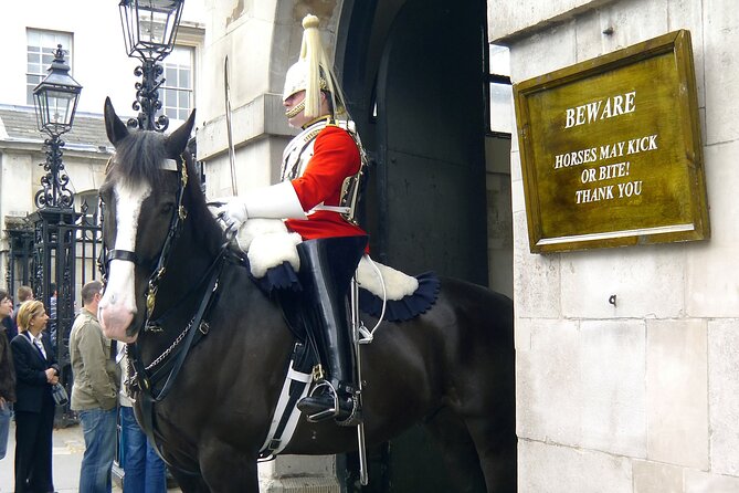 Private Tour: Black Taxi Tour of London - St. Paul’s Cathedral and the route toward the City