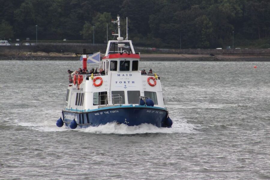 Queensferry: Maid of the Forth 1.5-Hour Sightseeing Cruise - What the boat provides for a comfortable 90 minutes