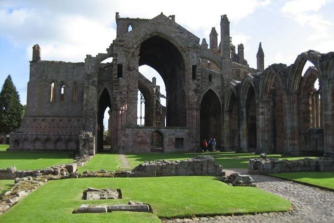 Rosslyn Chapel and Scottish Borders Small-Group Day Tour from Edinburgh - Scott’s View and the William Wallace Statue