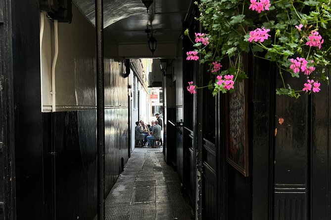 Royal Historic Pubs Walking Guided Tour in London - A local-feeling route in a very central area
