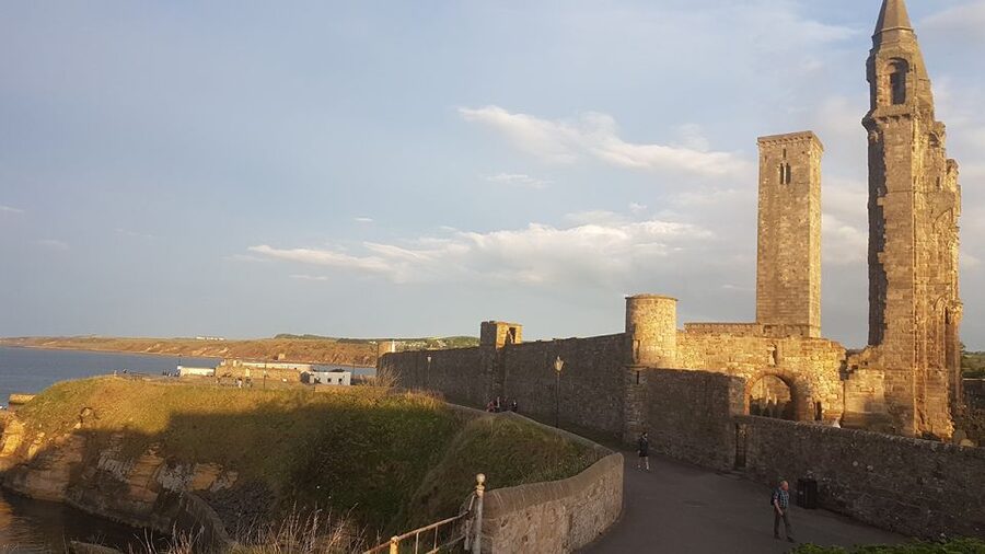 St Andrews: Town, Golf, and Old Course History Tour - Cathedral ruins and the golfers beneath your feet