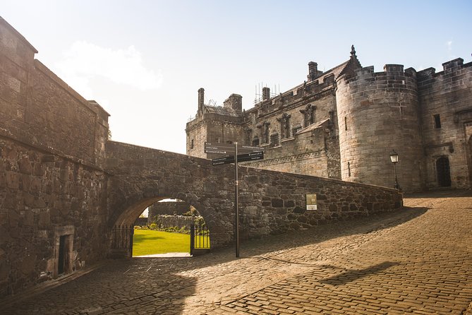 Stirling Castle, Loch Lomond and Cruise Day Tour from Glasgow - Meeting the minicoach in central Glasgow