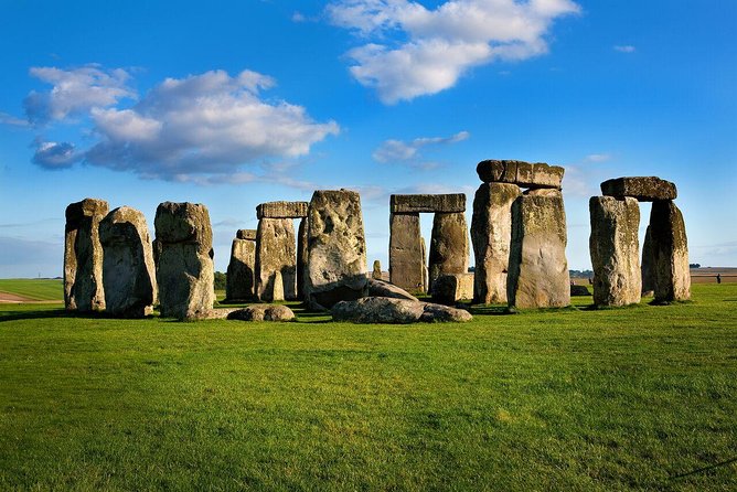 Stonehenge, Windsor Castle and Bath with Pub Lunch in Lacock - One day, four very different sides of England
