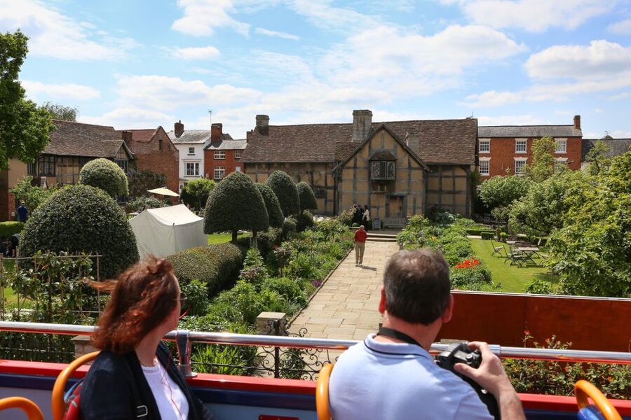 Stratford-upon-Avon:City Sightseeing Hop-On Hop-Off Bus Tour - What the live and recorded guides are like