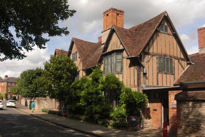 The WalkTalkShow.co.uk - Guided Tour of Stratford upon Avon - Starting beside the Royal Shakespeare Theatre