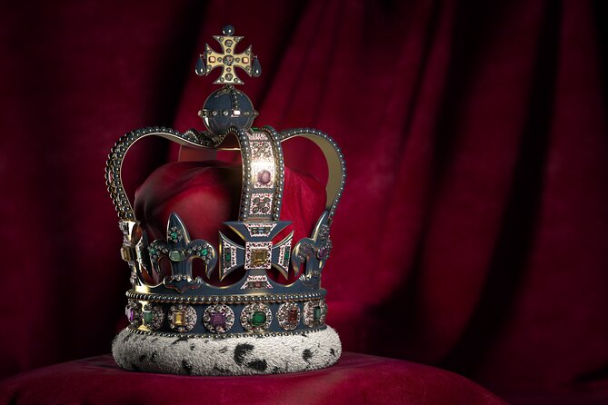 Tower of London: Crown Jewels & Beefeater Opening Ceremony - From the river to Buckingham Palace