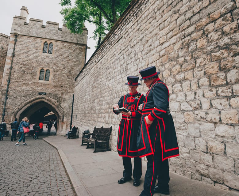 Ultimate Tower of London, Beefeater Welcome & Crown Jewels - Who should book this Tower of London tour?