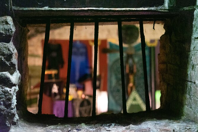 Underground Vaults Walking Tour in Edinburgh Old Town - The Royal Mile walk comes first